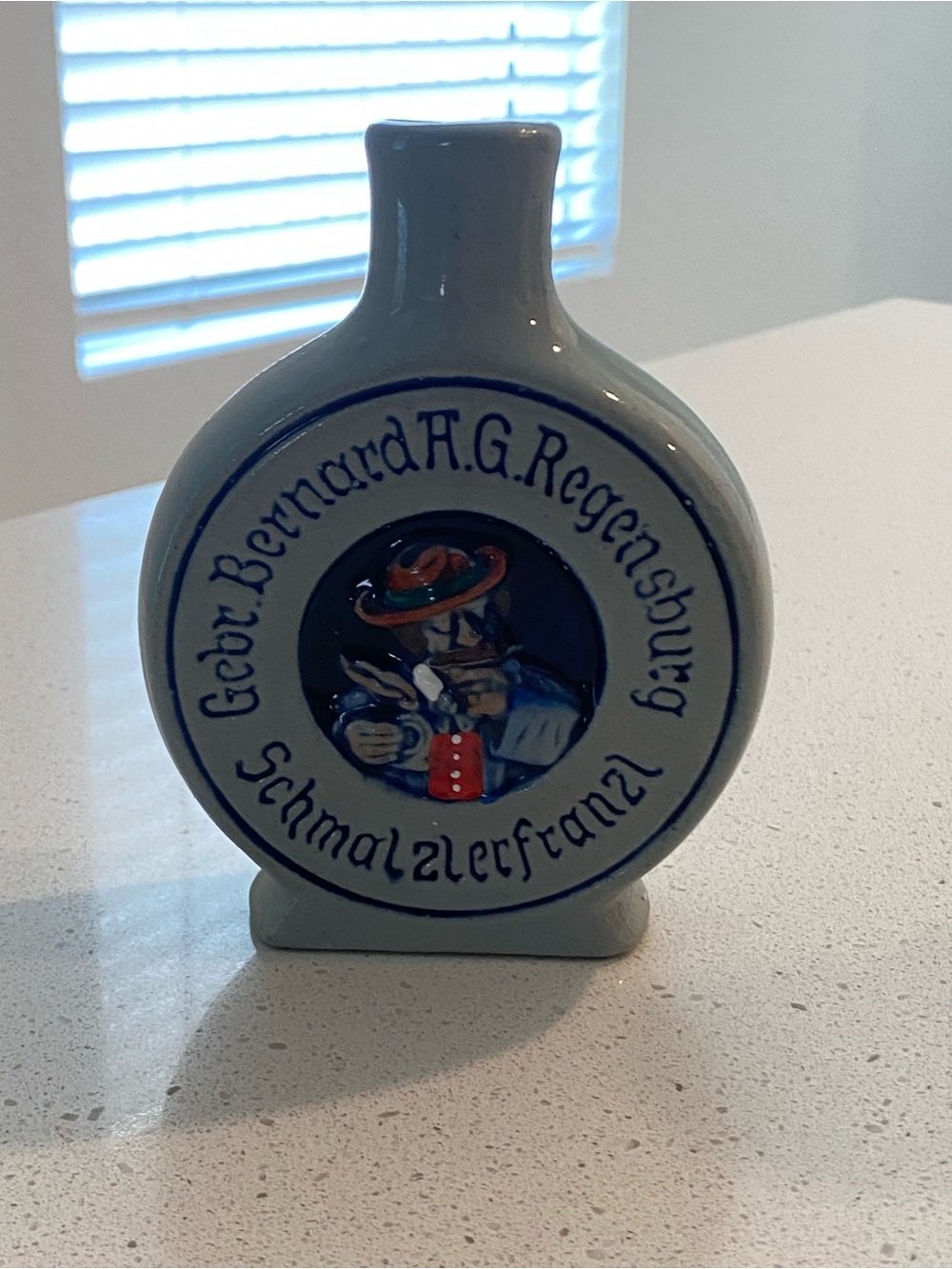 Schnupftabak Flasche
Schmalzlerfranzl Steingut Bunt
Gebr.Bernard Regensburg
